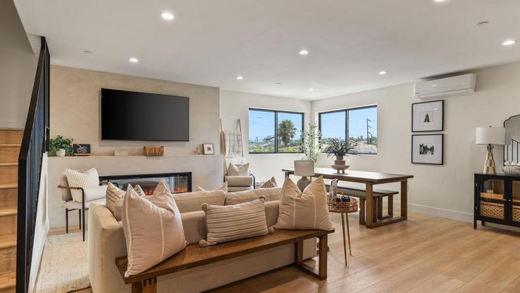 Elegant gestaltetes Wohnzimmer mit moderner Einrichtung in einer Wohnung im Building Udall Street - avantstay - 1258712 - SAN in San Diego, San Diego