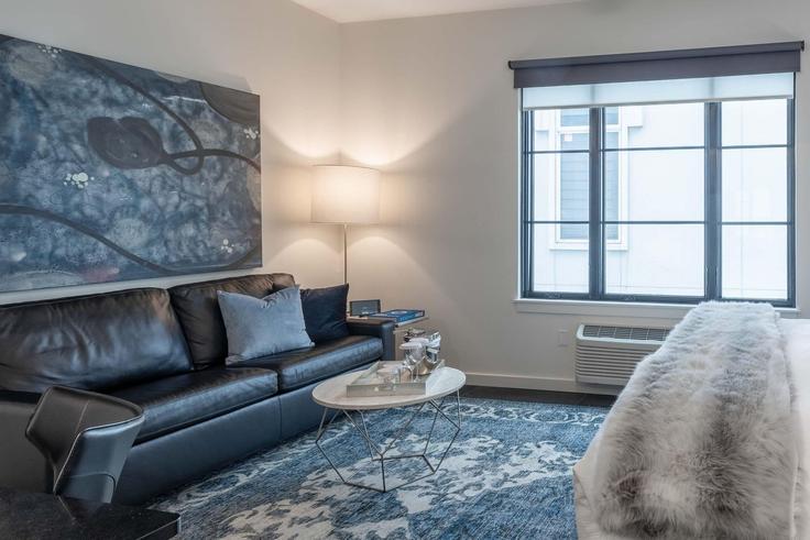 Elegante sala de estar con mobiliario moderno en un apartamento en Building 30th Avenue North - avantstay - 1028435 - BNA en Nashville, Nashville