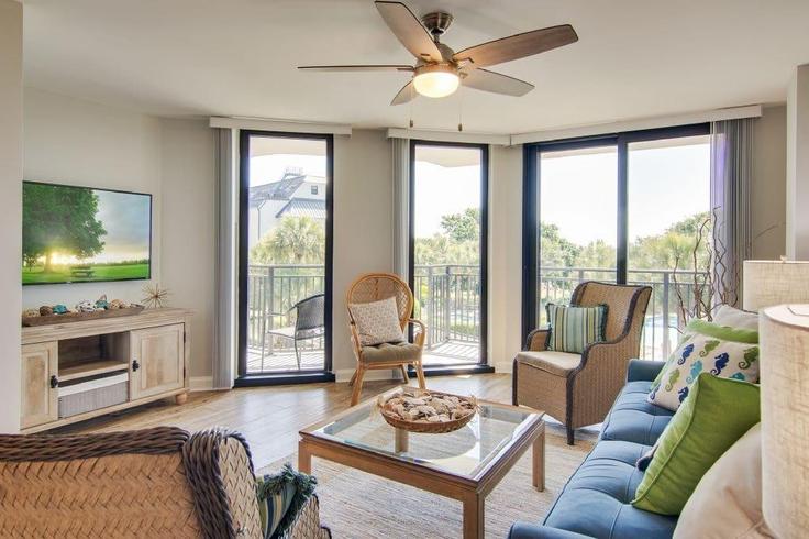 Elegant gestaltetes Wohnzimmer mit moderner Einrichtung in einer Wohnung im Building Palmetto Drive - avantstay - 1027618 - USA in Isle of Palms, Isle of Palms Elegant gestaltetes Wohnzimmer mit moderner Einrichtung in einer Wohnung im Building Palmetto Drive - avantstay - 1027618 - USA in Isle of Palms, Isle of Palms