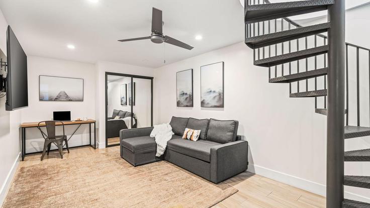 Building Avenida Montalvo - avantstay - 1399936 adresindeki bir dairede modern mobilyalarla zarif bir şekilde tasarlanmış oturma odası San Clemente, San Clemente Building Avenida Montalvo - avantstay - 1399936 adresindeki bir dairede modern mobilyalarla zarif bir şekilde tasarlanmış oturma odası San Clemente, San Clemente