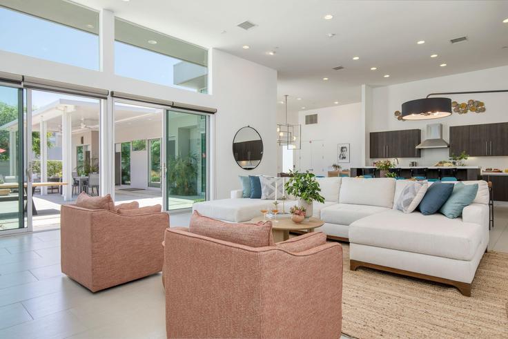 Elegante sala de estar con mobiliario moderno en un apartamento en Building Evangeline Way - avantstay - 1028372 - LAX en La Quinta, La Quinta Elegante sala de estar con mobiliario moderno en un apartamento en Building Evangeline Way - avantstay - 1028372 - LAX en La Quinta, La Quinta