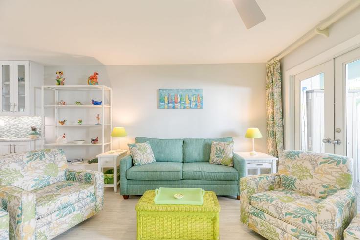 Elegant gestaltetes Wohnzimmer mit moderner Einrichtung in einer Wohnung im Building Porter Lane - avantstay - 1027821 - USA in Key West, Key West Elegant gestaltetes Wohnzimmer mit moderner Einrichtung in einer Wohnung im Building Porter Lane - avantstay - 1027821 - USA in Key West, Key West