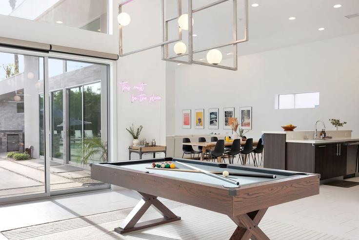 Building Evangeline Way - avantstay - 1028355 - LAX adresindeki bir dairede modern mobilyalarla zarif bir şekilde tasarlanmış oturma odası La Quinta, La Quinta Building Evangeline Way - avantstay - 1028355 - LAX adresindeki bir dairede modern mobilyalarla zarif bir şekilde tasarlanmış oturma odası La Quinta, La Quinta