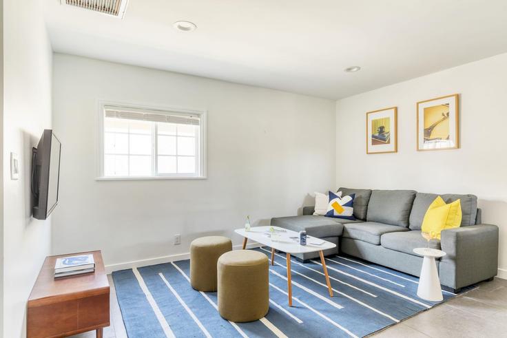 Elegant gestaltetes Wohnzimmer mit moderner Einrichtung in einer Wohnung im Building South Calle Tomas - avantstay - 1028174 - LAX in Palm Springs, Palm Springs