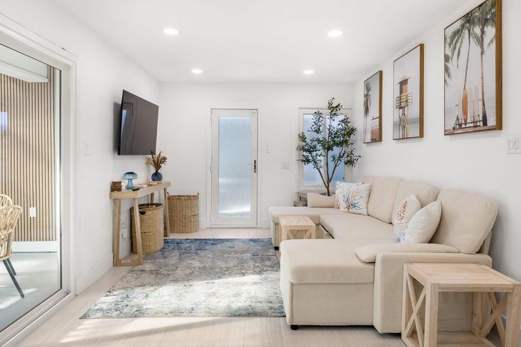 Elegante sala de estar con mobiliario moderno en un apartamento en Building Pacific Coast Highway - avantstay - 1056330 - LAX en Huntington Beach, Huntington Beach Elegante sala de estar con mobiliario moderno en un apartamento en Building Pacific Coast Highway - avantstay - 1056330 - LAX en Huntington Beach, Huntington Beach