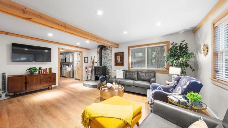 Building 10th Avenue - avantstay - 1027900 - SFO adresindeki bir dairede modern mobilyalarla zarif bir şekilde tasarlanmış oturma odası Tahoma, Tahoma