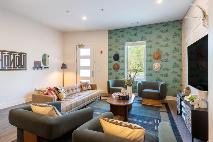 Elegante sala de estar con mobiliario moderno en un apartamento en Building Forest Avenue - avantstay - 1026912 - BNA en Nashville, Nashville