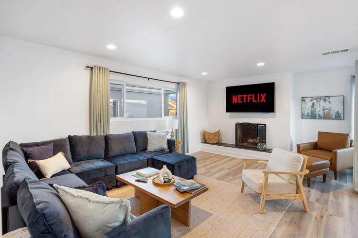 Elegant gestaltetes Wohnzimmer mit moderner Einrichtung in einer Wohnung im Building 42nd Street - avantstay - 1073751 - LAX in Newport Beach, Newport Beach Elegant gestaltetes Wohnzimmer mit moderner Einrichtung in einer Wohnung im Building 42nd Street - avantstay - 1073751 - LAX in Newport Beach, Newport Beach