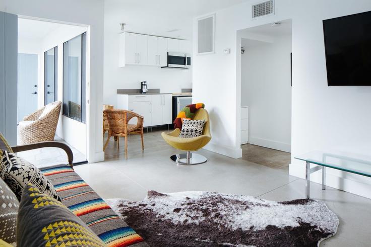 Building South Camino Real - avantstay - 1027880 - LAX adresindeki bir dairede modern mobilyalarla zarif bir şekilde tasarlanmış oturma odası Palm Springs, Palm Springs