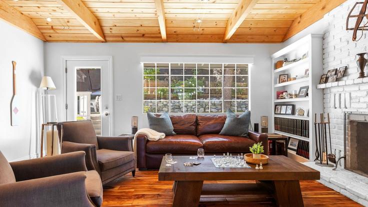 Elegant gestaltetes Wohnzimmer mit moderner Einrichtung in einer Wohnung im Building Zurich Drive - avantstay - 1399897 in Lake Arrowhead, Lake Arrowhead