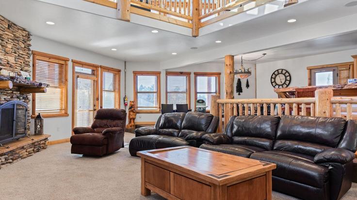 Building Starlight Circle - avantstay - 1027917 - LAX adresindeki bir dairede modern mobilyalarla zarif bir şekilde tasarlanmış oturma odası Big Bear Lake, Big Bear Lake