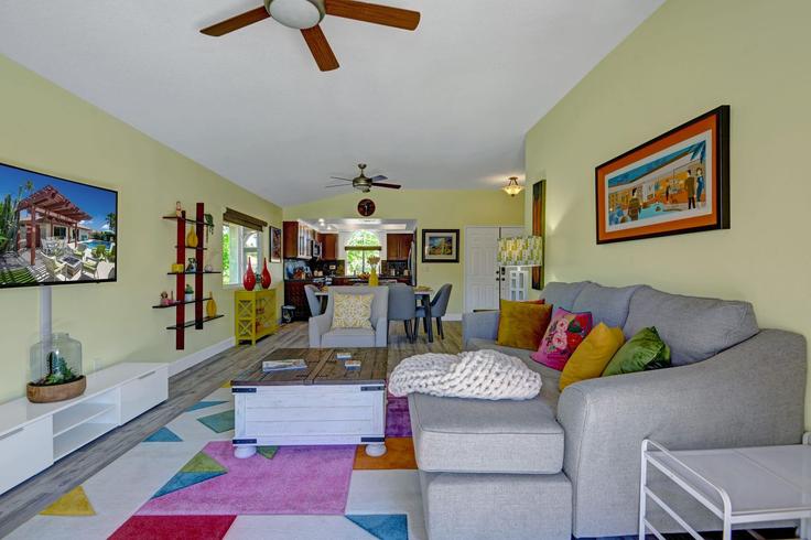 Palm Springs Palm SpringsのBuilding East Adobe Way - avantstay - 1027832 - LAXのアパートメントにある、モダンな家具を備えたエレガントなデザインのリビングルーム Palm Springs Palm SpringsのBuilding East Adobe Way - avantstay - 1027832 - LAXのアパートメントにある、モダンな家具を備えたエレガントなデザインのリビングルーム