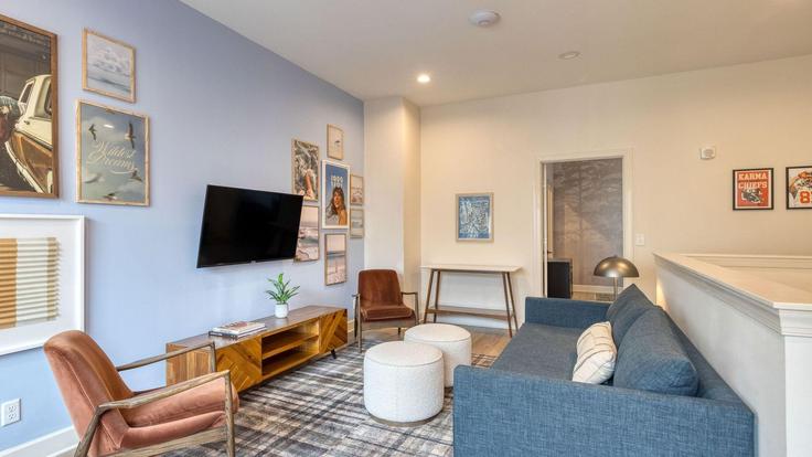 Sala de estar elegantemente projetada com móveis modernos em um apartamento no Building Jefferson Street - avantstay - 1026926 - BNA em Nashville, Nashville Sala de estar elegantemente projetada com móveis modernos em um apartamento no Building Jefferson Street - avantstay - 1026926 - BNA em Nashville, Nashville