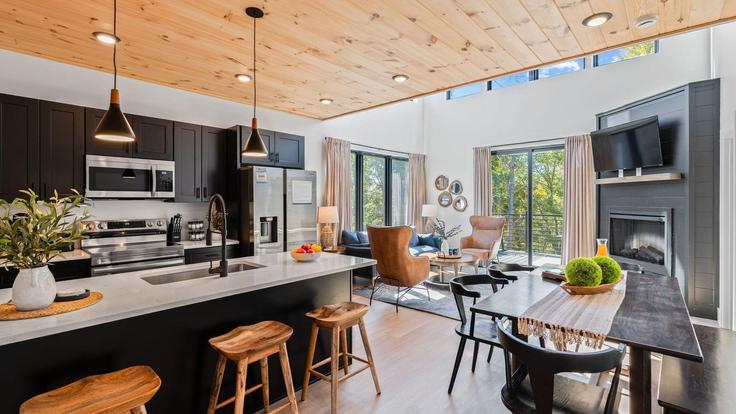 Sevierville SeviervilleのBuilding Reedmont Way - avantstay - 1404574のアパートメントにある、モダンな家具を備えたエレガントなデザインのリビングルーム