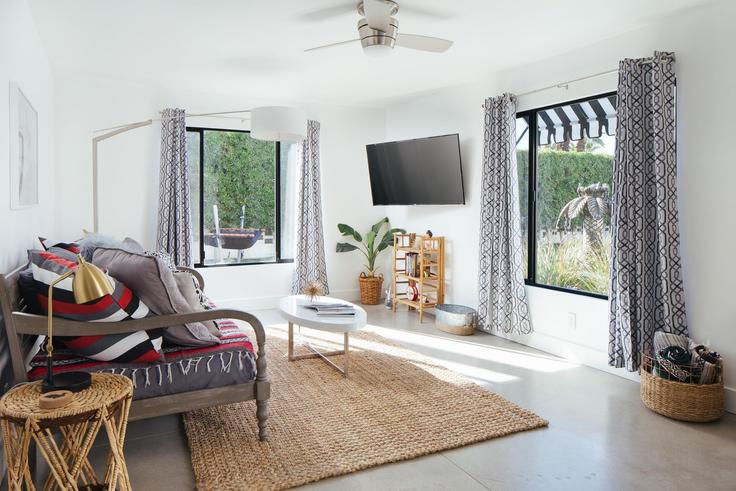 Elegant gestaltetes Wohnzimmer mit moderner Einrichtung in einer Wohnung im Building South Camino Real - avantstay - 1027882 - LAX in Palm Springs, Palm Springs