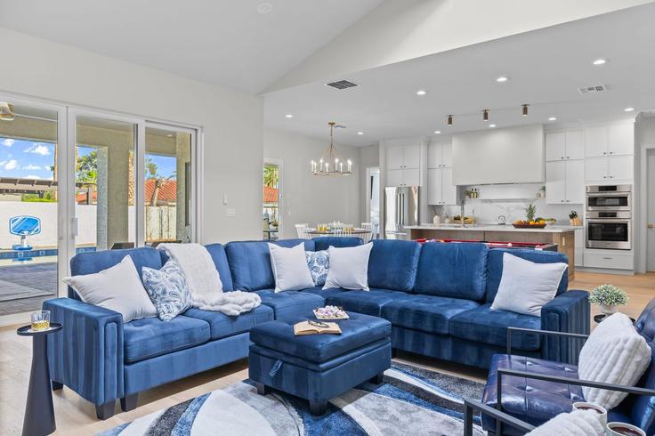 Sala de estar elegantemente projetada com móveis modernos em um apartamento no Building North 62nd Way - avantstay - 1263781 - USA em Phoenix, Phoenix Sala de estar elegantemente projetada com móveis modernos em um apartamento no Building North 62nd Way - avantstay - 1263781 - USA em Phoenix, Phoenix
