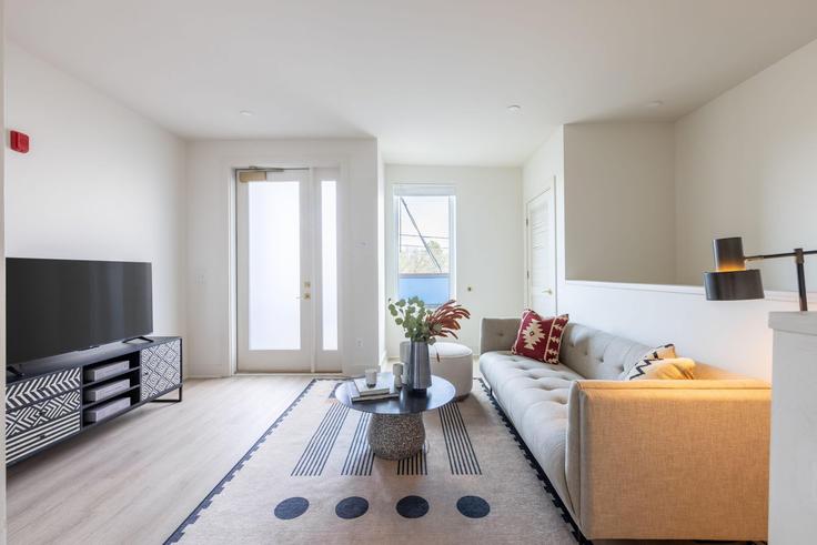 Salle de séjour élégante avec mobilier moderne dans un appartement à Building Main Street - avantstay - 1234290 - BNA à Nashville, Nashville