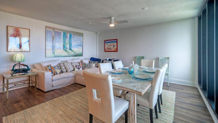 Building Channel View Drive - avantstay - 1404647 adresindeki bir dairede modern mobilyalarla zarif bir şekilde tasarlanmış oturma odası Port Aransas, Port Aransas