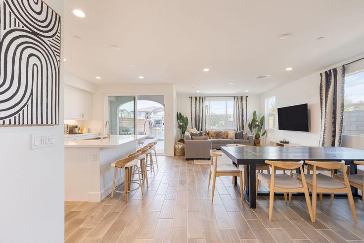 Elegante sala de estar con mobiliario moderno en un apartamento en Building Bellisimo Circle - avantstay - 1027061 - LAX en Indio, Indio Elegante sala de estar con mobiliario moderno en un apartamento en Building Bellisimo Circle - avantstay - 1027061 - LAX en Indio, Indio