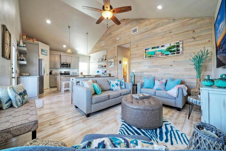 Port Aransas Port AransasのBuilding East Oaks Avenue - avantstay - 1027310 - USAのアパートメントにある、モダンな家具を備えたエレガントなデザインのリビングルーム