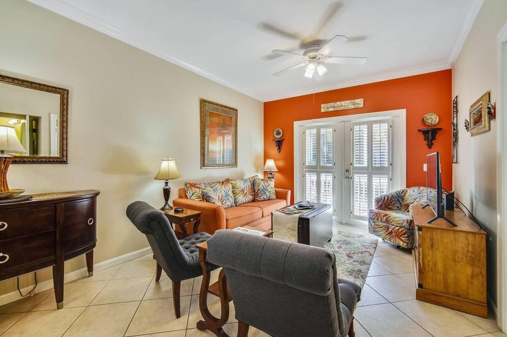 Elegant gestaltetes Wohnzimmer mit moderner Einrichtung in einer Wohnung im Building Coral Way - avantstay - 1027801 - USA in Stock Island, Stock Island Elegant gestaltetes Wohnzimmer mit moderner Einrichtung in einer Wohnung im Building Coral Way - avantstay - 1027801 - USA in Stock Island, Stock Island