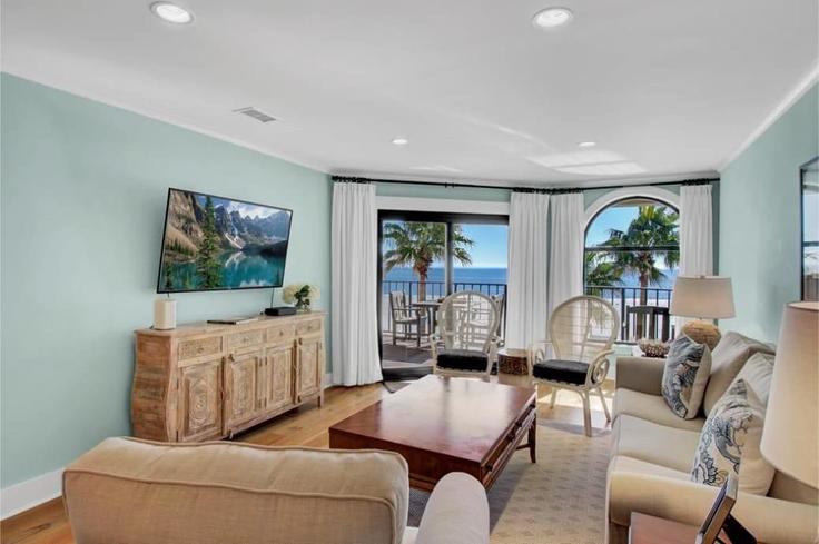 Elegant gestaltetes Wohnzimmer mit moderner Einrichtung in einer Wohnung im Building Palmetto Drive - avantstay - 1027628 - USA in Isle of Palms, Isle of Palms Elegant gestaltetes Wohnzimmer mit moderner Einrichtung in einer Wohnung im Building Palmetto Drive - avantstay - 1027628 - USA in Isle of Palms, Isle of Palms