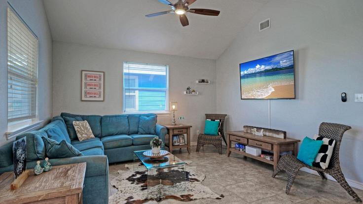 Elegant gestaltetes Wohnzimmer mit moderner Einrichtung in einer Wohnung im Building Fisherman's Cove Road - avantstay - 1404624 in Port Aransas, Port Aransas