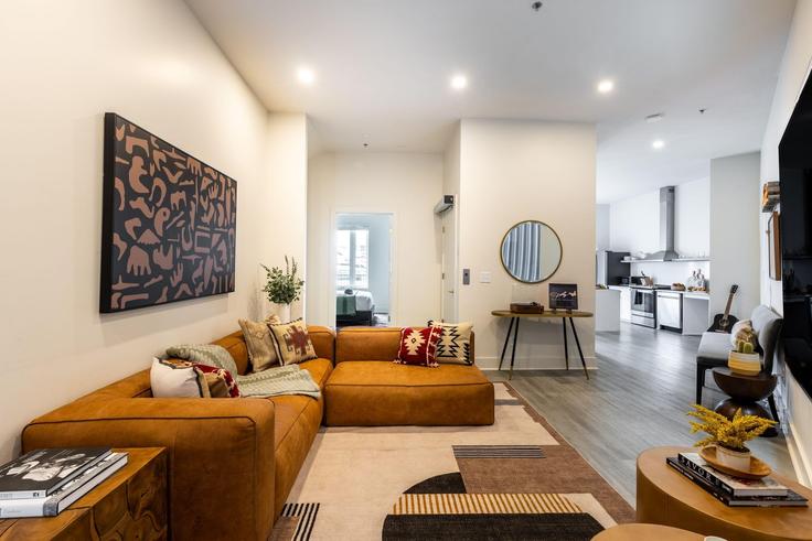 Nashville NashvilleのBuilding Forest Avenue - avantstay - 1026935 - BNAのアパートメントにある、モダンな家具を備えたエレガントなデザインのリビングルーム Nashville NashvilleのBuilding Forest Avenue - avantstay - 1026935 - BNAのアパートメントにある、モダンな家具を備えたエレガントなデザインのリビングルーム