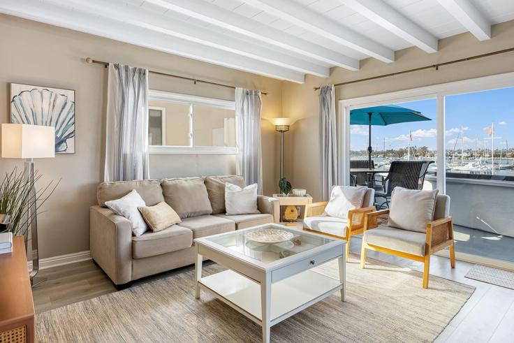 Newport Beach, Newport Beach에 위치한 Building Edgewater Avenue - avantstay - 1093558 - LAX 유닛의 세련된 인테리어가 돋보이는 거실