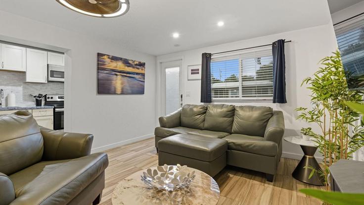Fort Lauderdale Fort LauderdaleのBuilding Northeast 17th Way - avantstay - 1398415のアパートメントにある、モダンな家具を備えたエレガントなデザインのリビングルーム