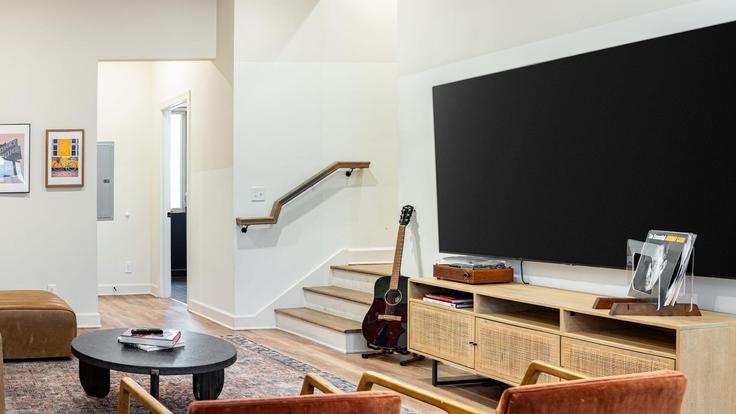 Building Jefferson Street - avantstay - 1027056 - BNA adresindeki bir dairede modern mobilyalarla zarif bir şekilde tasarlanmış oturma odası Nashville, Nashville