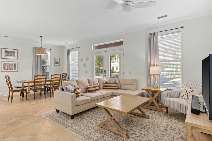 Destin DestinのBuilding Kono Way - avantstay - 1026732のアパートメントにある、モダンな家具を備えたエレガントなデザインのリビングルーム Destin DestinのBuilding Kono Way - avantstay - 1026732のアパートメントにある、モダンな家具を備えたエレガントなデザインのリビングルーム