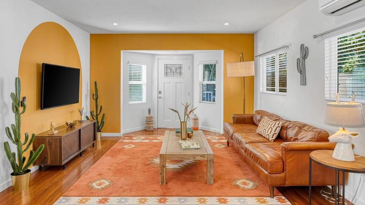 Los Angeles, Los Angeles에 위치한 Building North Gower Street - avantstay - 1030086 - LAX 유닛의 세련된 인테리어가 돋보이는 거실 Los Angeles, Los Angeles에 위치한 Building North Gower Street - avantstay - 1030086 - LAX 유닛의 세련된 인테리어가 돋보이는 거실