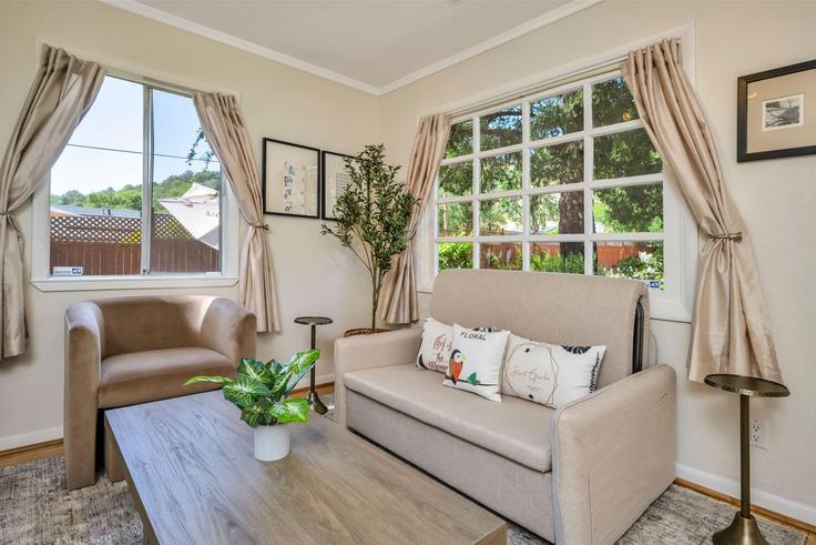 Sala de estar elegantemente projetada com móveis modernos em um apartamento no Building Warm Springs Road - avantstay - 1026815 - SFO em Glen Ellen, Glen Ellen