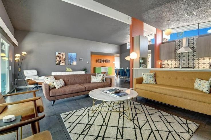 Sala de estar elegantemente projetada com móveis modernos em um apartamento no Building North Biskra Road - avantstay - 1027723 - LAX em Palm Springs, Palm Springs Sala de estar elegantemente projetada com móveis modernos em um apartamento no Building North Biskra Road - avantstay - 1027723 - LAX em Palm Springs, Palm Springs