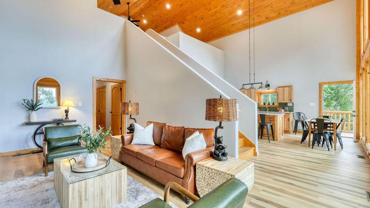 Salle de séjour élégante avec mobilier moderne dans un appartement à Building Davenport Road - avantstay - 1404650 à Gatlinburg, Gatlinburg