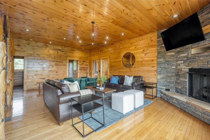 Sevierville SeviervilleのBuilding Blackthorn Trail - avantstay - 1028154 - USAのアパートメントにある、モダンな家具を備えたエレガントなデザインのリビングルーム