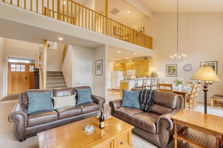 Building Cinnamon Teal Drive - avantstay - 1028445 - USA adresindeki bir dairede modern mobilyalarla zarif bir şekilde tasarlanmış oturma odası Eagle Crest, Eagle Crest