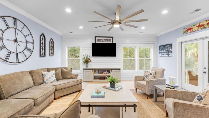 Folly Beach Folly BeachのBuilding East Huron Avenue - avantstay - 1396903のアパートメントにある、モダンな家具を備えたエレガントなデザインのリビングルーム