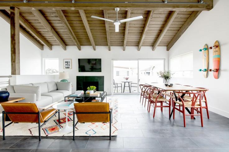 Newport Beach Newport BeachのBuilding Sonora Street - avantstay - 1038364 - LAXのアパートメントにある、モダンな家具を備えたエレガントなデザインのリビングルーム Newport Beach Newport BeachのBuilding Sonora Street - avantstay - 1038364 - LAXのアパートメントにある、モダンな家具を備えたエレガントなデザインのリビングルーム