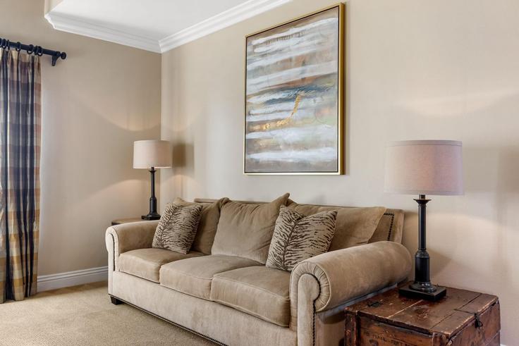 Elegant gestaltetes Wohnzimmer mit moderner Einrichtung in einer Wohnung im Building Logo Vista - avantstay - 1044761 - LAX in Dana Point, Dana Point Elegant gestaltetes Wohnzimmer mit moderner Einrichtung in einer Wohnung im Building Logo Vista - avantstay - 1044761 - LAX in Dana Point, Dana Point