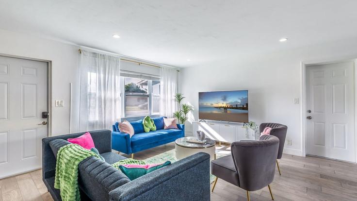 Salle de séjour élégante avec mobilier moderne dans un appartement à Building Southeast 4th Court - avantstay - 1398416 à Deerfield Beach, Deerfield Beach Salle de séjour élégante avec mobilier moderne dans un appartement à Building Southeast 4th Court - avantstay - 1398416 à Deerfield Beach, Deerfield Beach