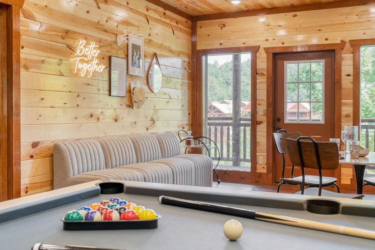Sevierville SeviervilleのBuilding Owens Ridge Way - avantstay - 1027690 - USAのアパートメントにある、モダンな家具を備えたエレガントなデザインのリビングルーム
