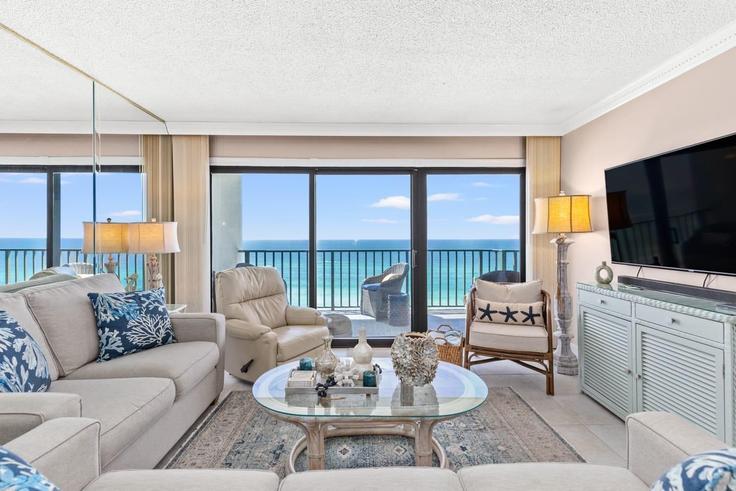 Elegant gestaltetes Wohnzimmer mit moderner Einrichtung in einer Wohnung im Building Thomas Dr #1007 - avantstay - 1026765 in Lower Grand Lagoon, Lower Grand Lagoon
