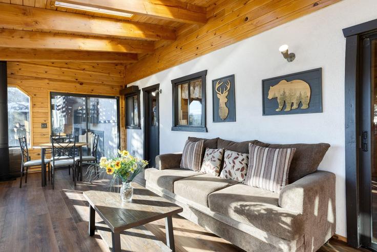Salle de séjour élégante avec mobilier moderne dans un appartement à Building Bear Loop - avantstay - 1038425 - LAX à Big Bear, Big Bear Salle de séjour élégante avec mobilier moderne dans un appartement à Building Bear Loop - avantstay - 1038425 - LAX à Big Bear, Big Bear