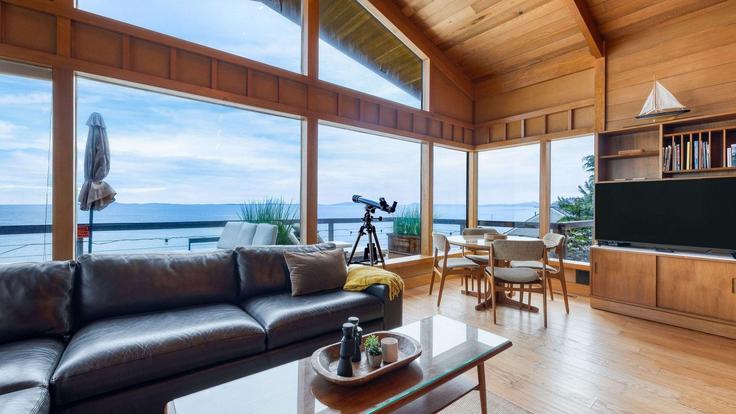 Sala de estar elegantemente projetada com móveis modernos em um apartamento no Building West Beach Road - avantstay - 1404586 em Oak Harbor, Oak Harbor