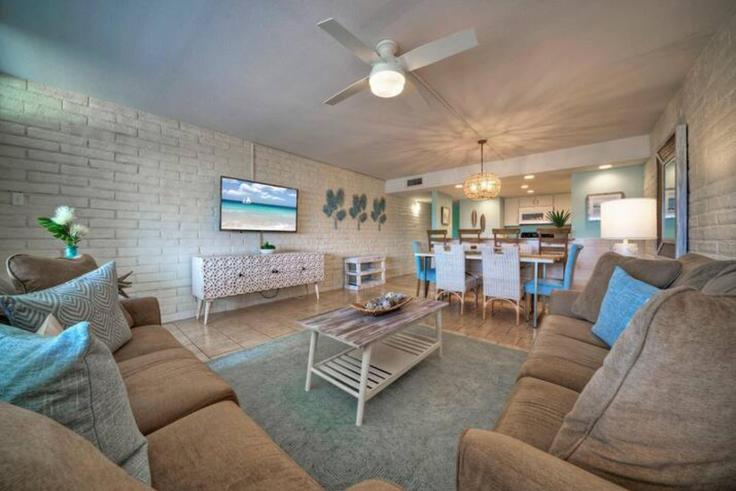 Port Aransas Port AransasのBuilding Eleventh Street - avantstay - 1027407 - USAのアパートメントにある、モダンな家具を備えたエレガントなデザインのリビングルーム