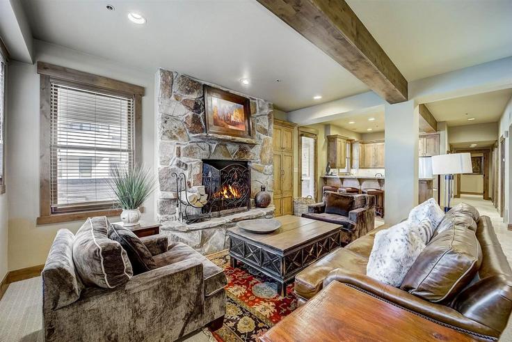 Elegant gestaltetes Wohnzimmer mit moderner Einrichtung in einer Wohnung im Building Royal Street - avantstay - 1028329 - USA in Park City, Park City