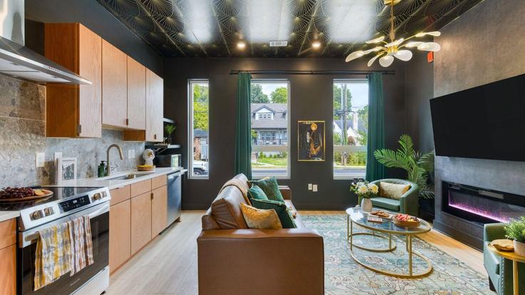 Elegante sala de estar con mobiliario moderno en un apartamento en Building Lischey Avenue - avantstay - 1404594 en Nashville, Nashville