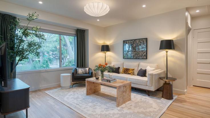 Elegante sala de estar con mobiliario moderno en un apartamento en Building Townes Lane - avantstay - 1396979 en Austin, Austin